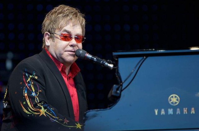 Elton John a devenit tatic