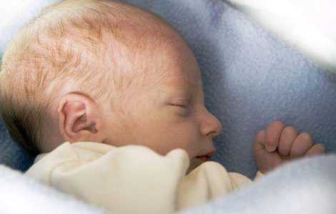 Un bebelus a supravietuit dupa ce a fost aruncat in curtea vecinilor