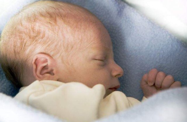 Un bebelus a supravietuit dupa ce a fost aruncat in curtea vecinilor