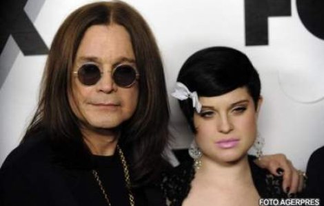 Kelly Osbourne "isi spala rufele" pe Twitter
