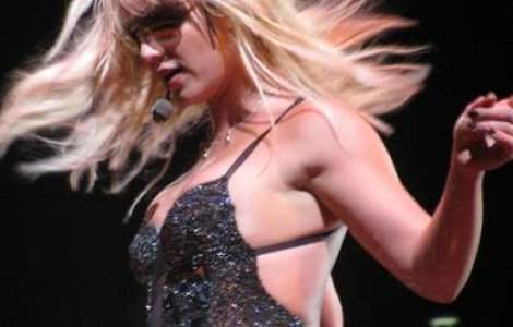  Foto  Britney Spears s-a logodit?