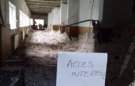 Tavanul unei scoli din Rahova s-a prabusit
