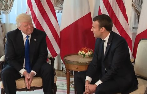  Video  Prima strangere de mana intre Trump si Macron, o adevarata inclestare