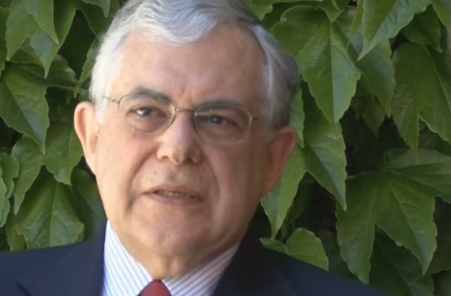 Fostul premier elen Lucas Papademos, ranit intr-un atac, la Atena