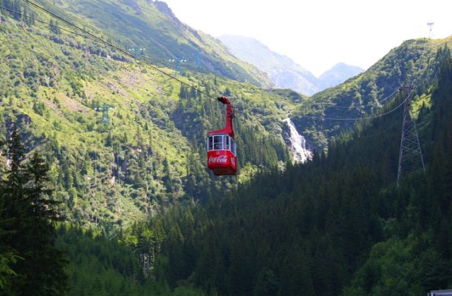 Balea: Mai multe persoane ranite dupa ce doua telecabine au intrat cu viteza in statie