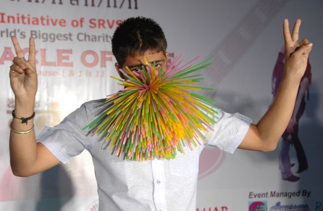 10 recorduri bizare din intreaga lume: de la cel mai lung sarut la cele mai multe capace ce WC sparte cu capul