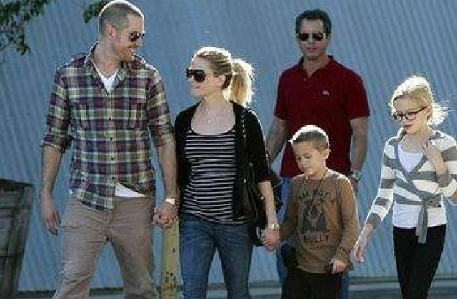 Reese Witherspoon s-a logodit