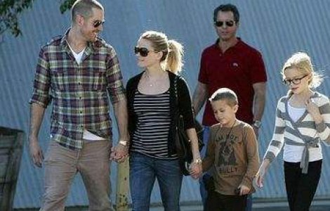 Reese Witherspoon s-a logodit