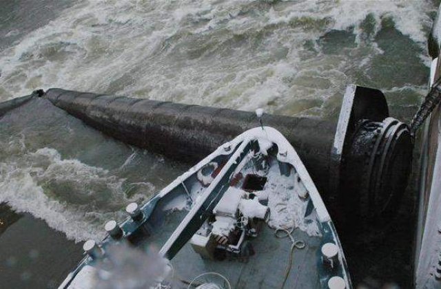 O nava cu echipaj romanesc, sechestrata in Franta