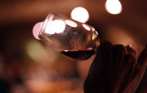 Arestat pentru ca falsifica etichetele vinurilor