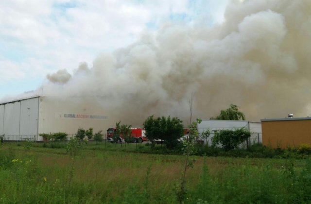 Incendiul de la depozitul de arhive din Ilfov nu a fost stins nici după 60 de ore