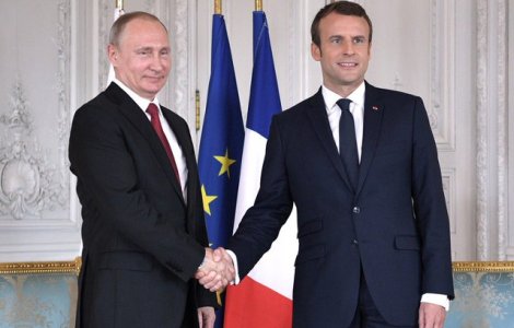 Macron ii face "mincinosi" pe jurnalistii rusi si promite sa lupte impotriva terorismului din Siria