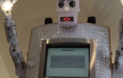  Video  A aparut primul robot-preot din lume