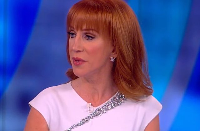 [Video] Kathy Griffin isi cere iertare dupa postarea unei imagini in care apare cu capul insangerat al lui Trump in mana