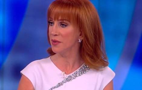  Video  Kathy Griffin isi cere iertare dupa postarea unei imagini in care apare cu capul insangerat al lui Trump in mana