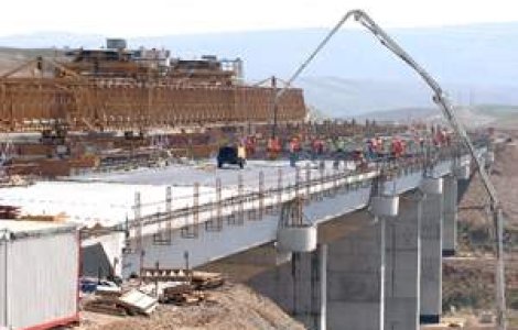 Autostrazii Bechtel ii tremura pilonii