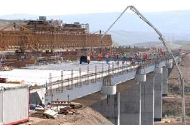 Autostrazii Bechtel ii tremura pilonii