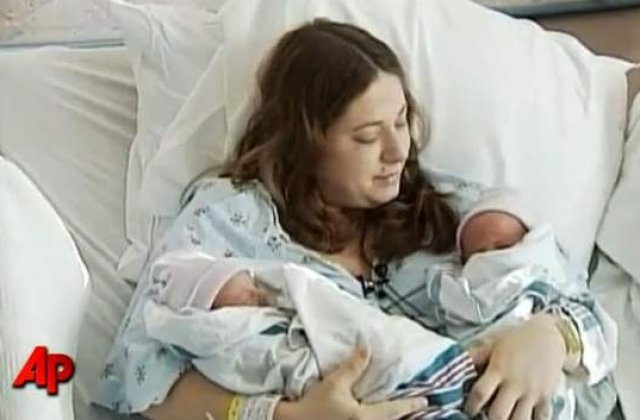 [VIDEO] Gemeni, nascuti in ani diferiti