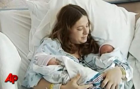  Video  Gemeni, nascuti in ani diferiti