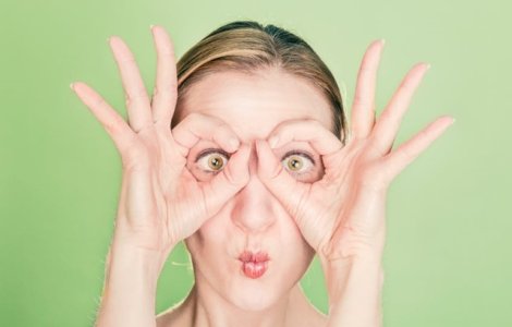 Trucul care te scapa de pungile de sub ochi. Trebuie sa-l incerci!