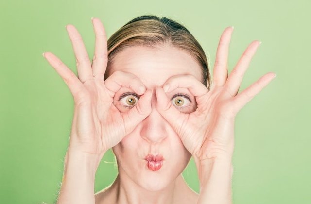 Trucul care te scapa de pungile de sub ochi. Trebuie sa-l incerci!