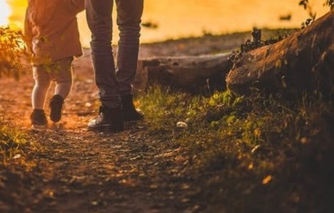  Foto  Explicatiile unui parinte care isi plimba copilul in lesa