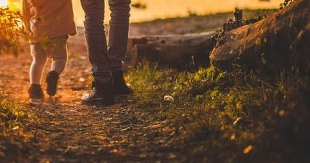  Foto  Explicatiile unui parinte care isi plimba copilul in lesa