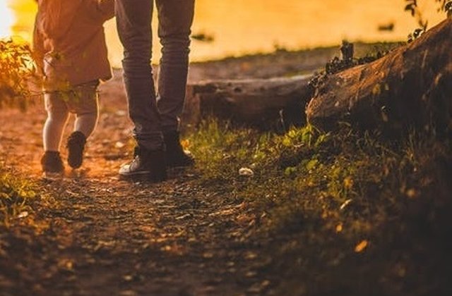 [Foto] Explicatiile unui parinte care isi plimba copilul in lesa