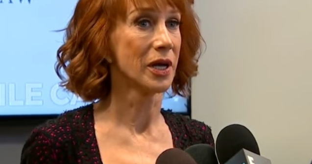  Video  Kathy Griffin si-a cerut iertare cu lacrimi in ochi: Nu cred ca voi mai avea o cariera dupa asta. Trump m-a ruinat