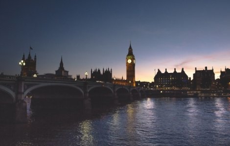 Incidente la Londra: O camioneta a intrat intr-un grup de oameni, mai multe persoane au fost injunghiate