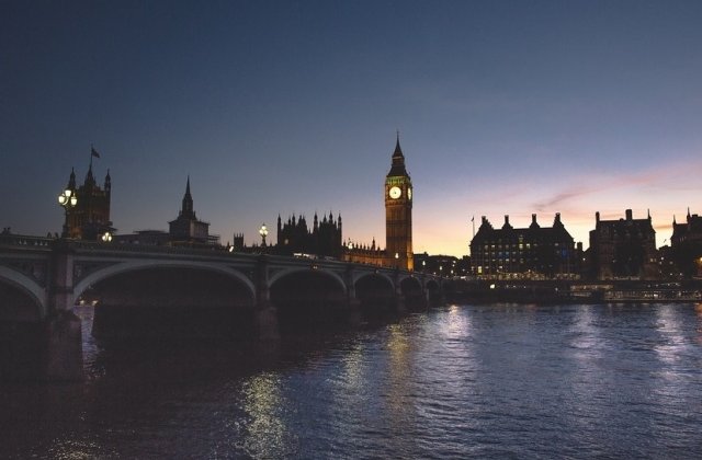 Incidente la Londra: O camioneta a intrat intr-un grup de oameni, mai multe persoane au fost injunghiate