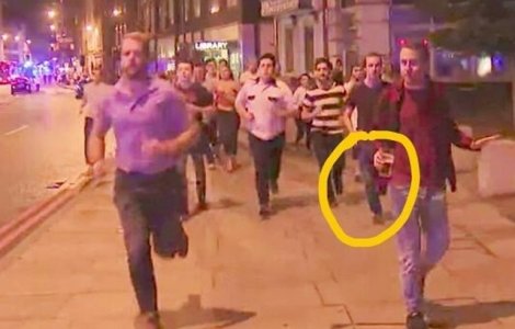 Un barbat alearga cu halba de bere in mana, dupa incidentele teroriste din Londra