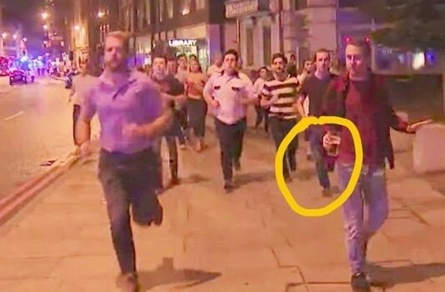 Un barbat alearga cu halba de bere in mana, dupa incidentele teroriste din Londra