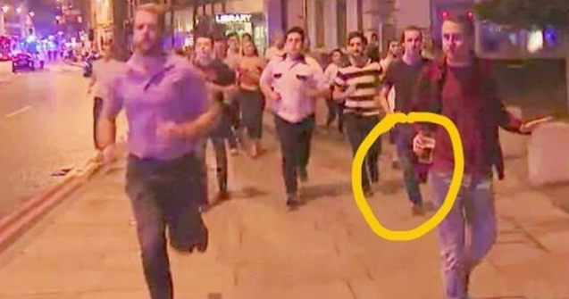 Un barbat alearga cu halba de bere in mana, dupa incidentele teroriste din Londra