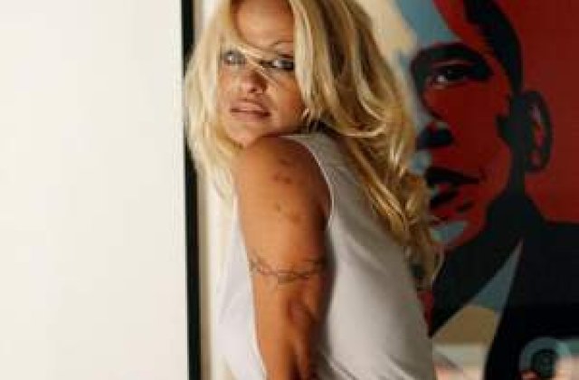 Pamela Anderson, goala pusca pentru Hugh Hefner