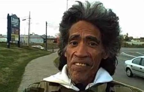  Video  Vagabondul cu o "voce de aur" - milionar peste noapte