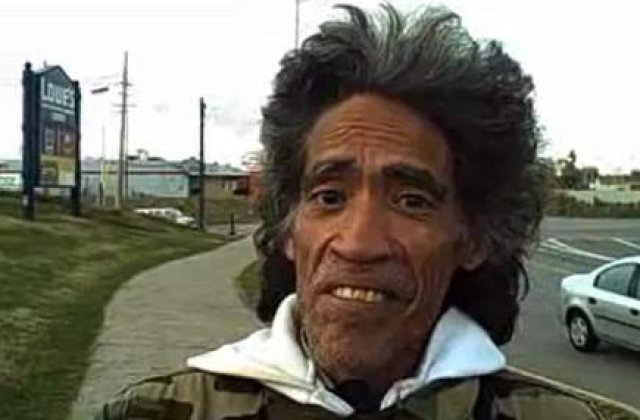 [VIDEO] Vagabondul cu o "voce de aur" - milionar peste noapte