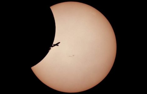 Romanul care a prins avionul in eclipsa