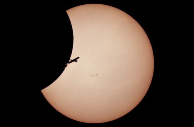 Romanul care a prins avionul in eclipsa