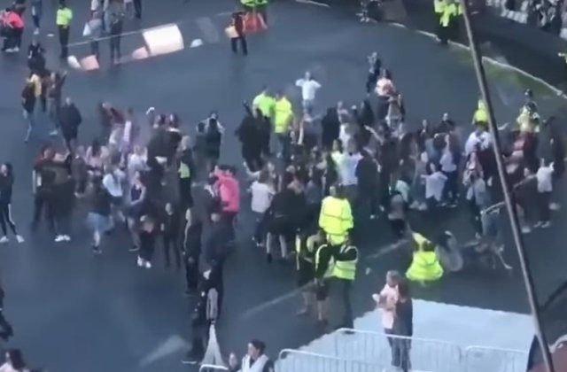 [Video] Politistii danseaza cu fani prezenti la concertul omagiu din Manchester