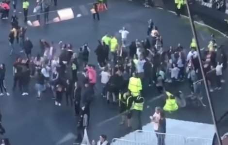  Video  Politistii danseaza cu fani prezenti la concertul omagiu din Manchester