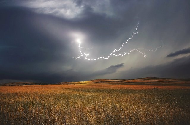 Informare meteo de ploi torentiale, caderi de grindina si vijelii in aproape toata tara