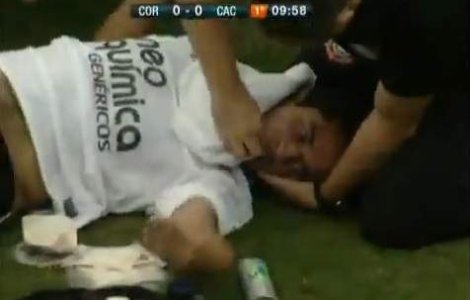  Video  Un fotbalist intra in convulsii dupa o accidentare