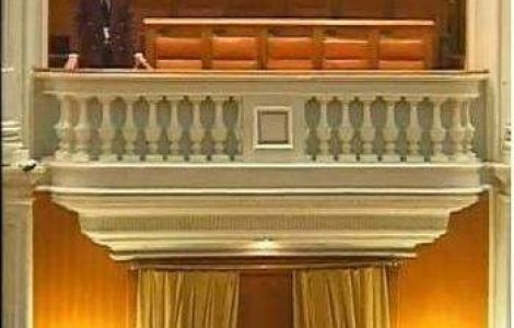 De ce s-a aruncat Adrian Sobaru de la balconul Parlamentului?
