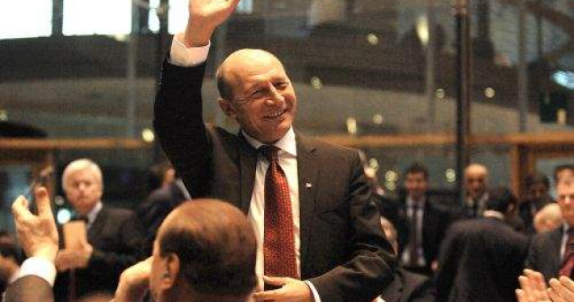 Basescu i-a trimis lui Iliescu o felicitare si un buchet de trandafiri portocalii