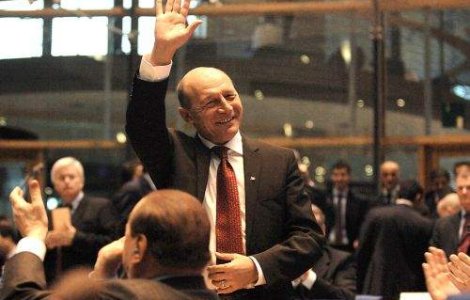 Basescu i-a trimis lui Iliescu o felicitare si un buchet de trandafiri portocalii