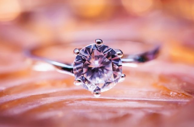 O femeie a cumparat un inel cu 10 lire si l-a vandut pentru o suma impresionanta