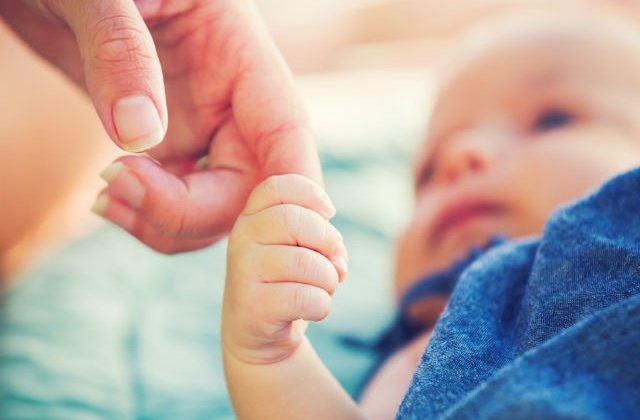 Proiectul privind acordarea unui stimulent financiar de 2.500 de lei pentru nou-nascuti, aprobat de consilierii generali ai Capitalei