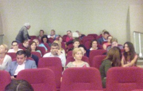 Scandal la Primaria Capitalei, dupa ce mai multi cetateni au fost impiedicati sa intre la sedinta / VIDEO