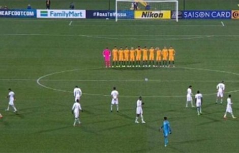 Jucatorii echipei de fotbal Arabia Saudita au refuzat sa tina un moment de reculegere in memoria victimelor din Anglia